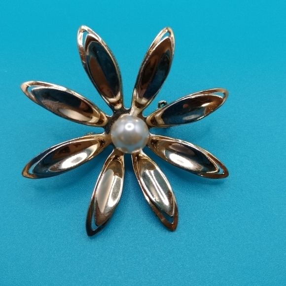 Vintage Metal Flower Brooch Daisy Spring Fashion Gold Tone Faux Pearl - Picture 1 of 6